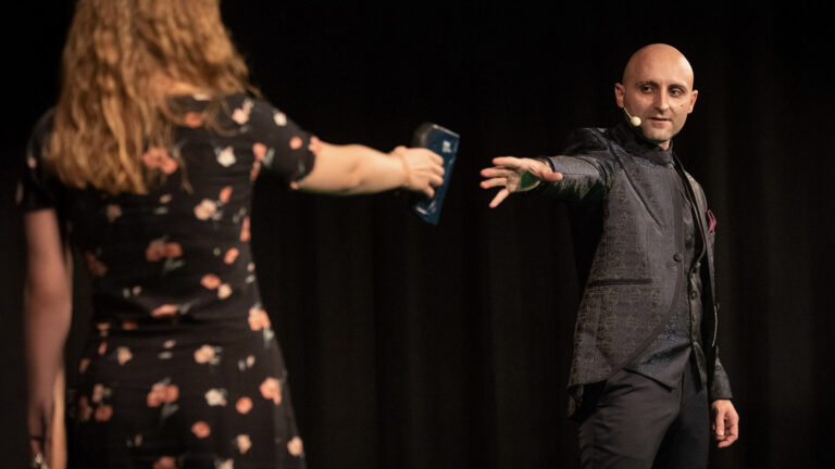 Johnny Diablo Magician & Mentalist begeistert als Zauberer für Firmenfeiern und magische Unterhaltung bei Events.