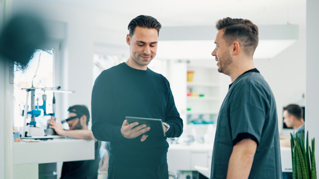 Tim Kretschmer von RecruDental im Interview über Zahntechniker-Recruiting und Fachkräftemangel.