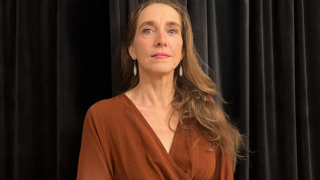 Silvia-Faye Verde, Gründerin von WIR-MOMENTUM, schafft Kunst-Events als Impuls für Resilienz und Inspiration.