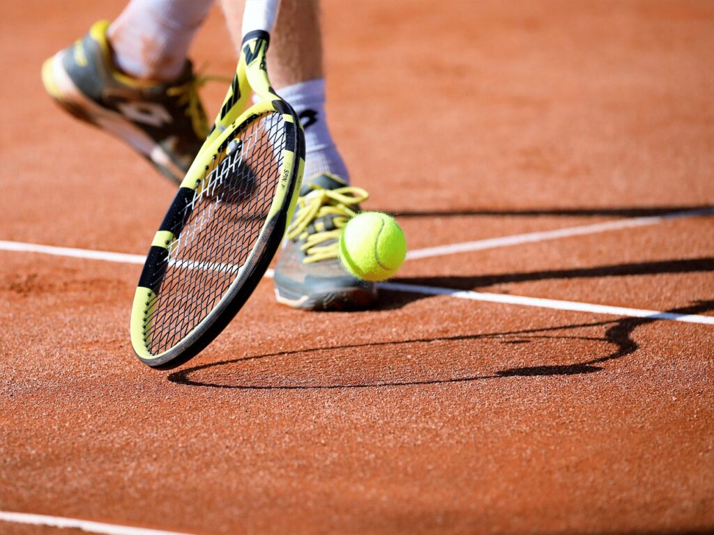 Ein Tennisplatz mit Schläger und Ball symbolisiert den Aufstieg von Alexander Zverev zur Nummer eins der Weltrangliste – Foto: hansmarkutt / Pixabay