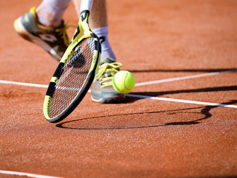 Ein Tennisplatz mit Schläger und Ball symbolisiert den Aufstieg von Alexander Zverev zur Nummer eins der Weltrangliste – Foto: hansmarkutt / Pixabay