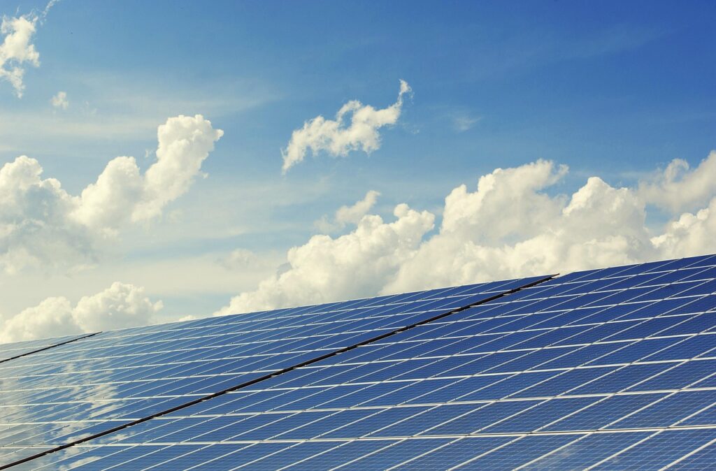 Leeres Konferenzpodium vor einer internationalen Energiekonferenz symbolisiert die Arbeit der Energiewende-CEO Angela Wilkinson – Foto: andreas160578 / Pixabay