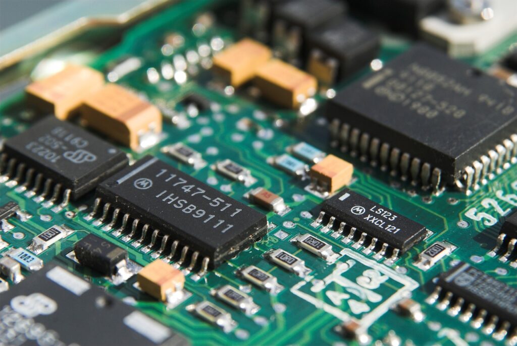 Das Bild zeigt elektronische Bauteile auf einem Werktisch, wie sie Klartext AI für kreislaufgerechte Entscheidungen bewertet – Foto: axonite / Pixabay