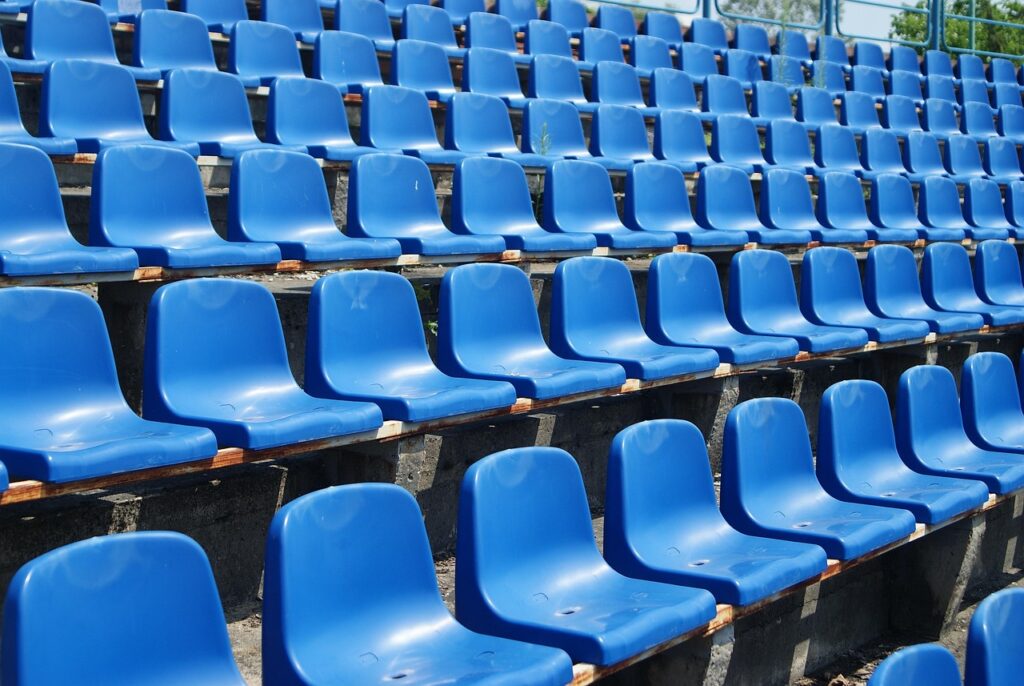 Die neue Sporttribüne in St. Jakob im Rosental steht als Rahmen für die Ehrenamt-Auszeichnung von Annemarie Mikula – Foto: Skibka / Pixabay