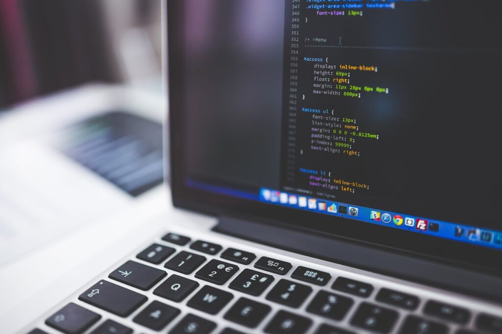 Ein leerer Schreibtisch mit Laptop symbolisiert, wie Anthropic KI den Berufseinstieg in der Techbranche verändert – Foto: Pexels / Pixabay