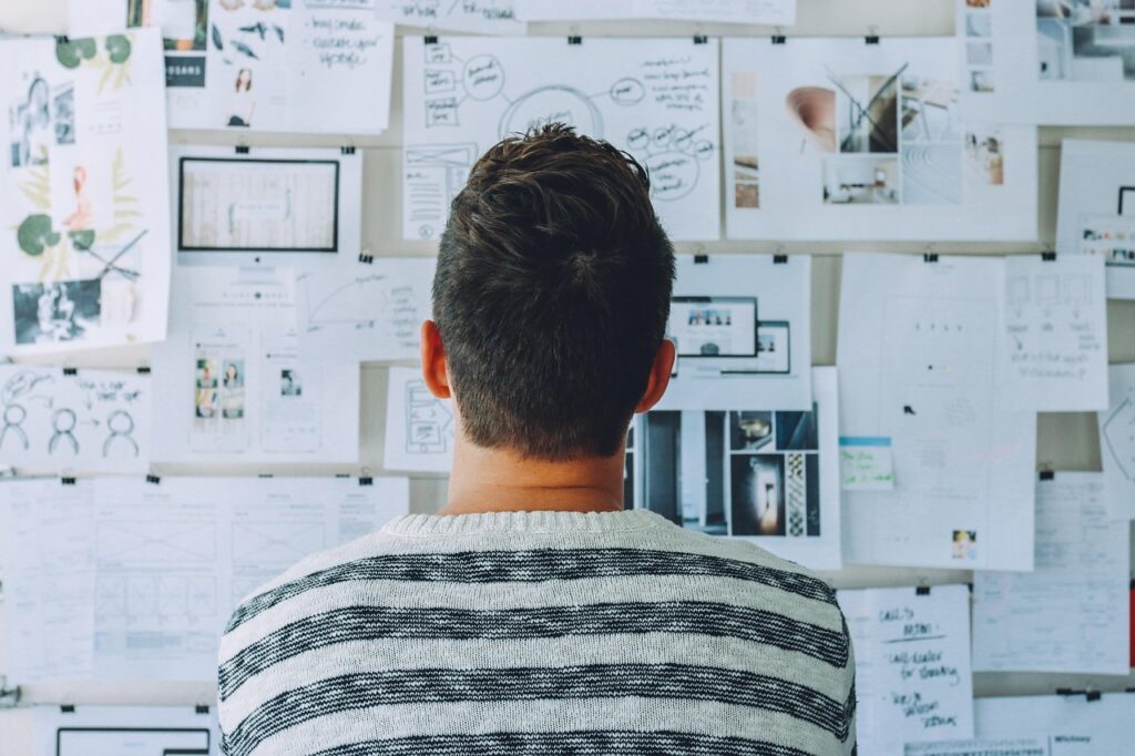 Ein modernes Gründerbüro mit Wachstumscharts auf einem Whiteboard symbolisiert den Weg eines Series A Startups zur nächsten Finanzierungsrunde – Foto: StartupStockPhotos / Pixabay