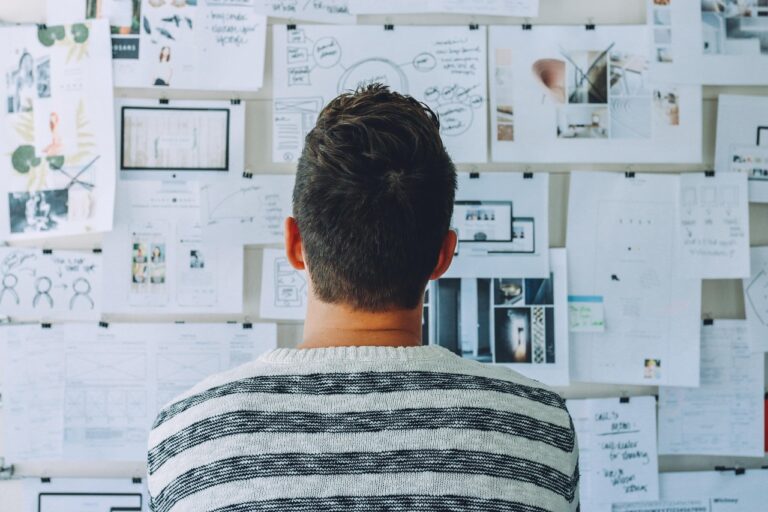 Ein modernes Gründerbüro mit Wachstumscharts auf einem Whiteboard symbolisiert den Weg eines Series A Startups zur nächsten Finanzierungsrunde – Foto: StartupStockPhotos / Pixabay