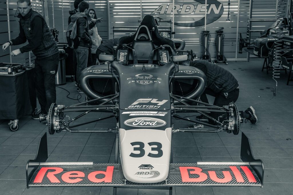 Leere Boxengasse eines Formel-1-Teams symbolisiert den Rückblick von Christian Horner auf seine Zeit bei Red Bull – Foto: hando18 / Pixabay