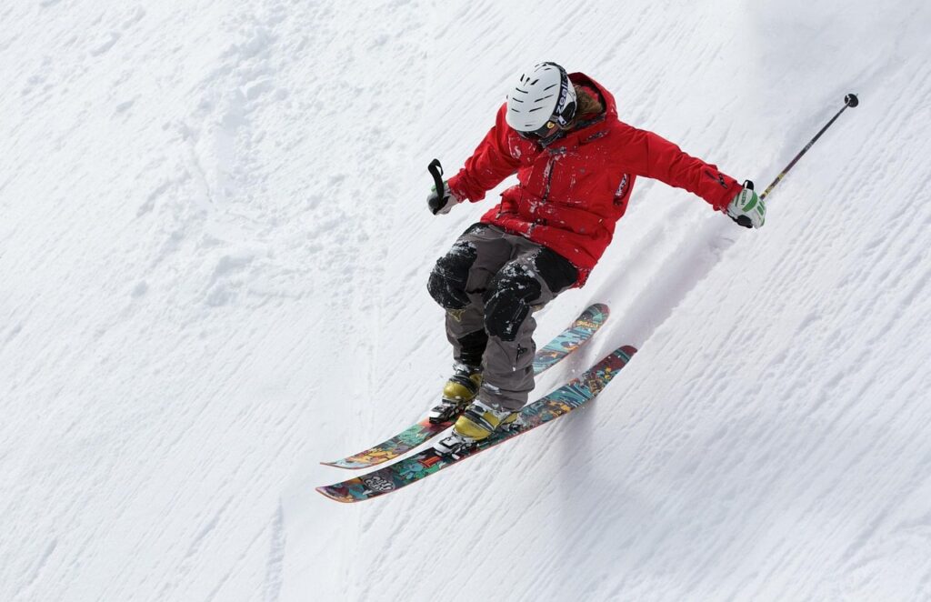 Eine leere Skicross-Strecke in den Alpen symbolisiert das Karriereende im Skicross von Christina Födermayr – Foto: Up-Free / Pixabay