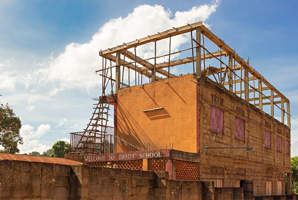Das Bild zeigt eine Schulbaustelle in Ostafrika, sinnbildlich für das Engagement des Student des Jahres Christoph Lüdemann – Foto: Portraitor / Pixabay