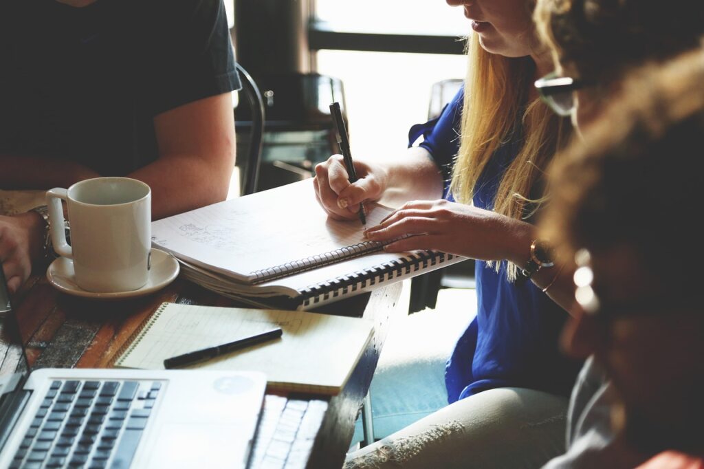 Ein Schreibtisch mit Businessplan und Laptop symbolisiert die Gründungsberatung, für die Dagmar Eigner-Stengg steht – Foto: StartupStockPhotos / Pixabay