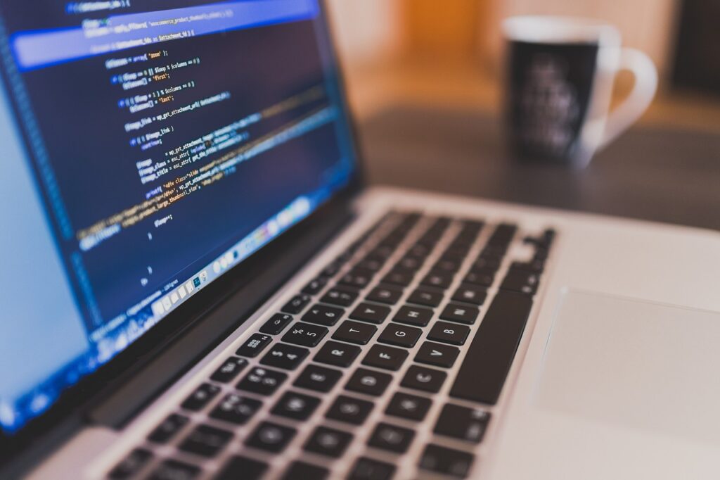 Moderne Bürogebäude bei Abendlicht symbolisieren den Weg eines SAP Gründers vom Start-up zum Weltkonzern – Foto: StockSnap / Pixabay