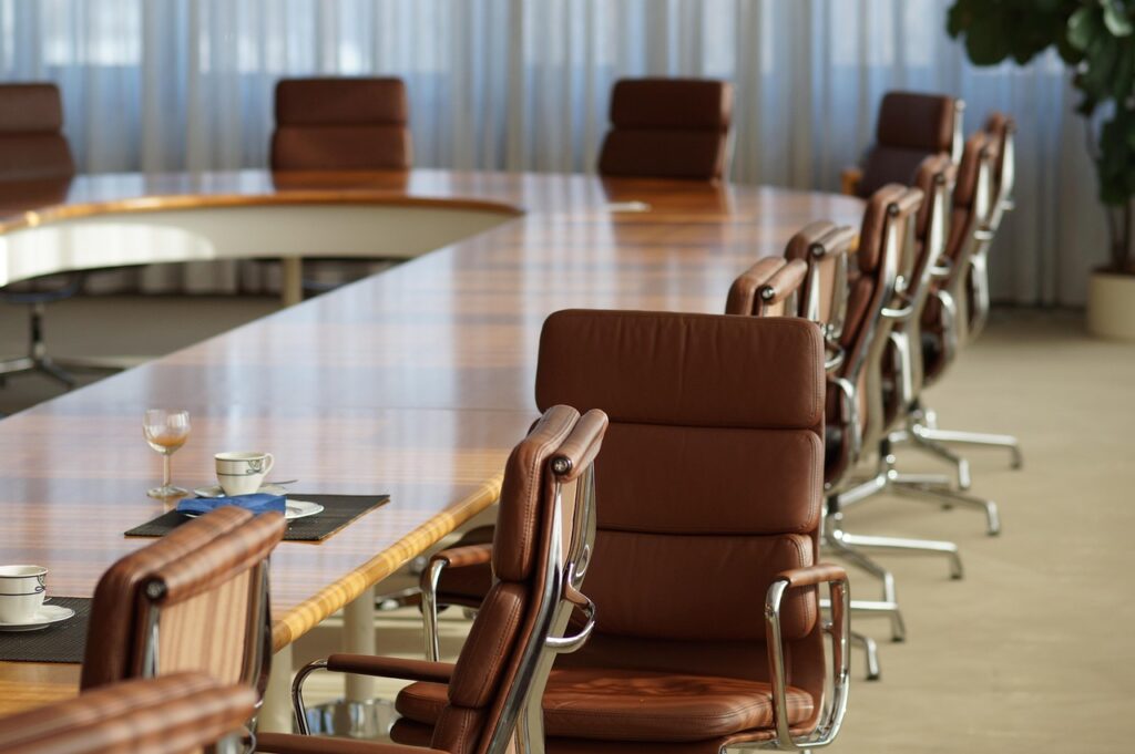Ein leerer Besprechungsraum mit Ordnern auf dem Tisch symbolisiert die Entscheidung über die Unternehmensnachfolge in einem Familienunternehmen – Foto: patricksommer / Pixabay
