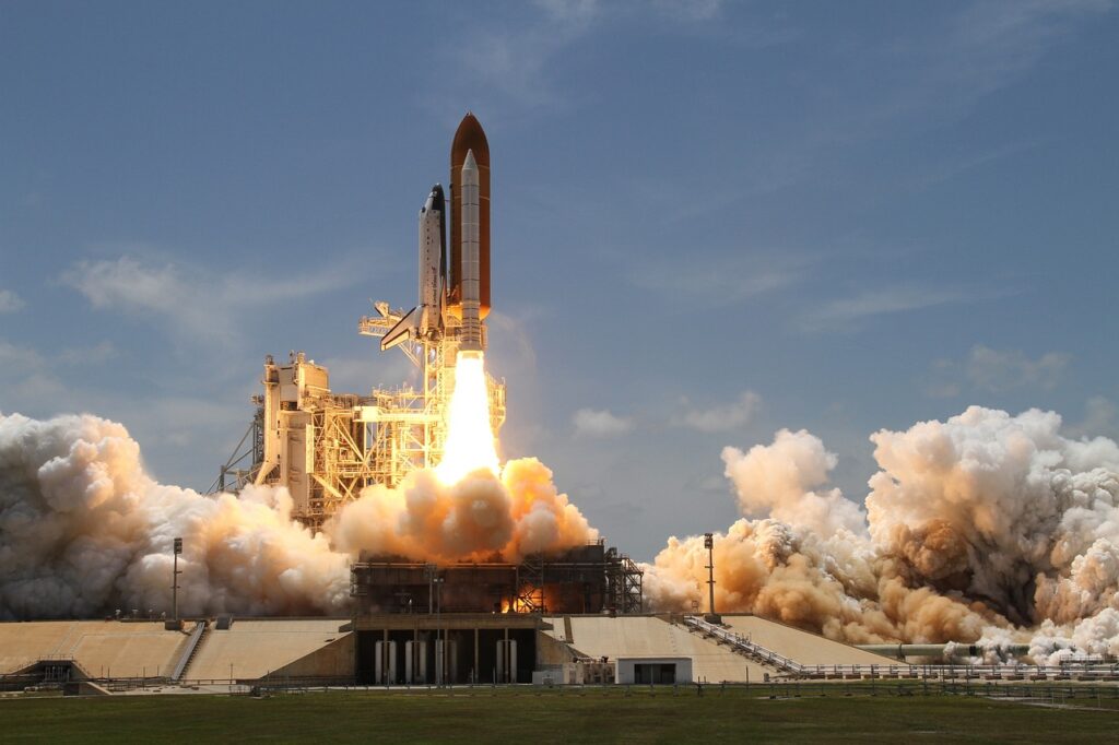 Eine Rakete auf der Startrampe steht sinnbildlich für die Ankündigung von Elon Musk zu SpaceX-Aktien – Foto: WikiImages / Pixabay