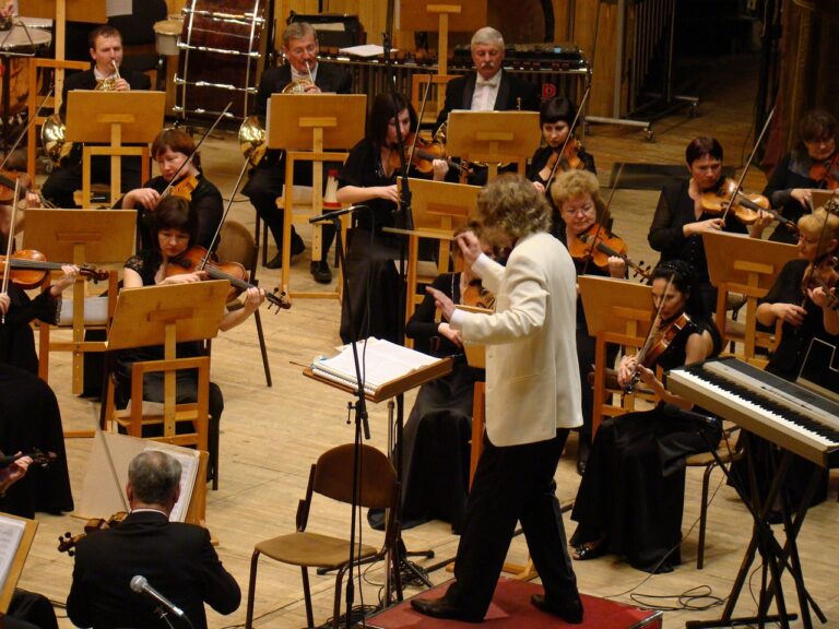 Leere Konzertbühne mit Dirigentenpult, wie sie Franz Welser-Möst vor seinen Auftritten mit dem Cleveland Orchestra vorfindet – Foto: takazart / Pixabay