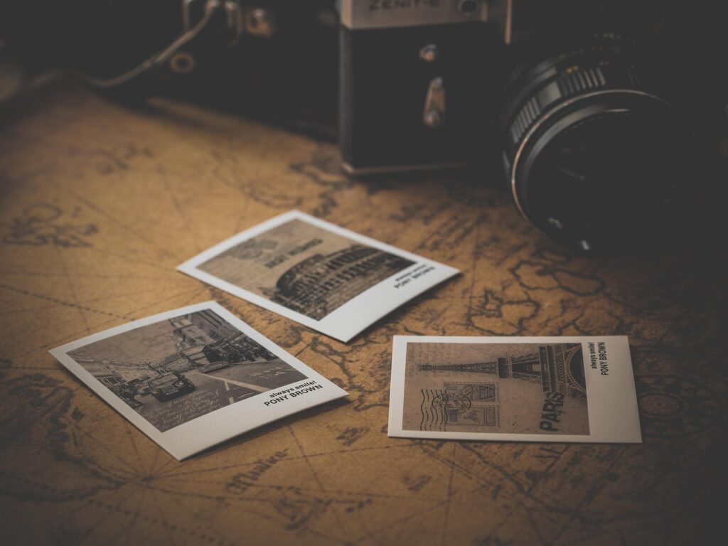 Ein aufgeräumter Schreibtisch mit Bordkarte, Reisepass und Laptop zeigt, wie Unternehmen Geschäftsreisen planen – Foto: DariuszSankowski / Pixabay