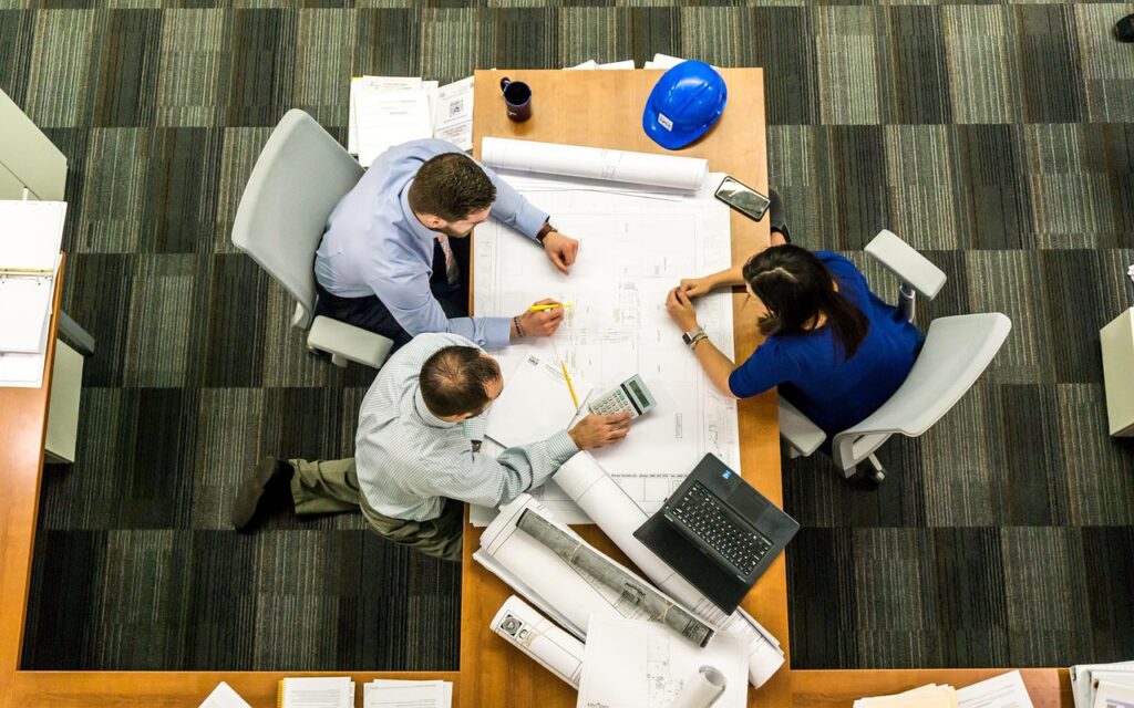 Leerer Konferenztisch in einem Wiener Startup-Büro symbolisiert die Investitionsentscheidungen von Hansmann für gemischte Teams – Foto: mwitt1337 / Pixabay