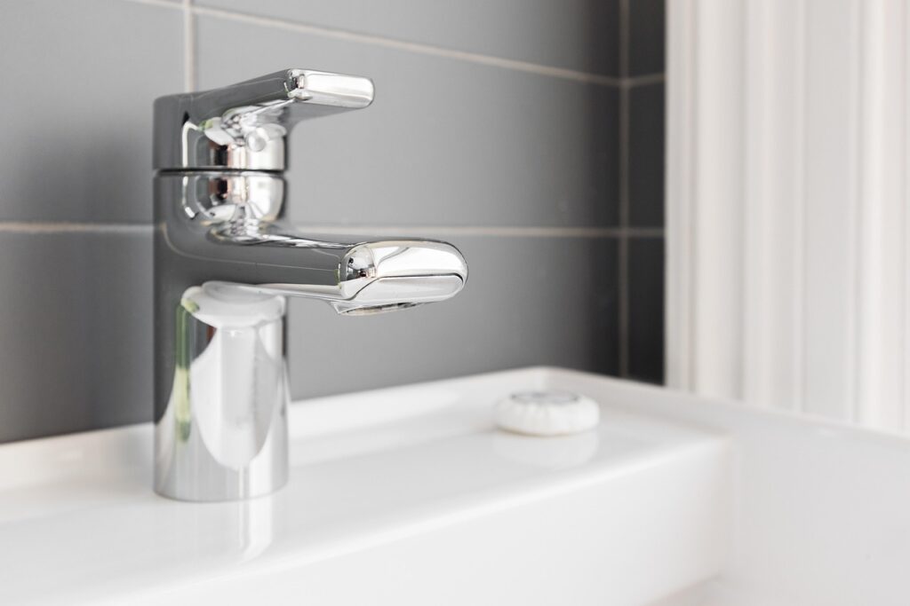Ein Showroom mit Badarmaturen und Spiegelschränken symbolisiert die Keuco Übernahme durch einen neuen Mehrheitsgesellschafter – Foto: mowbraycourthotel / Pixabay