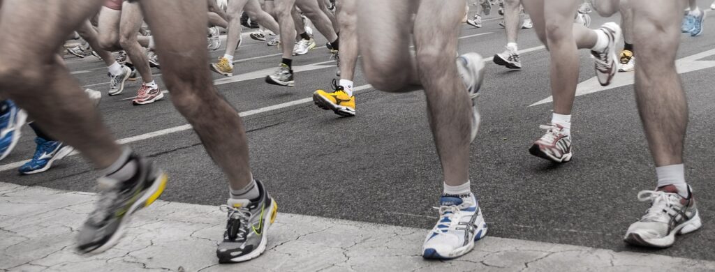 Das Bild zeigt den Zielbereich eines Stadtmarathons bei Sonnenaufgang, wie er auch beim Graz Marathon Rekord stand – Foto: aumod / Pixabay