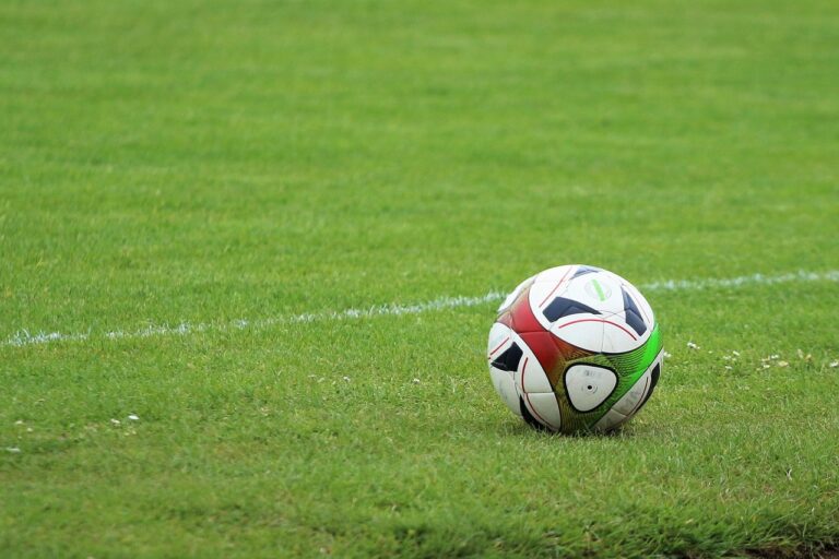 Ein leerer Trainingsplatz mit Flutlicht symbolisiert die Trainersuche rund um Julian Nagelsmann bei Manchester United – Foto: Blueeyes / Pixabay