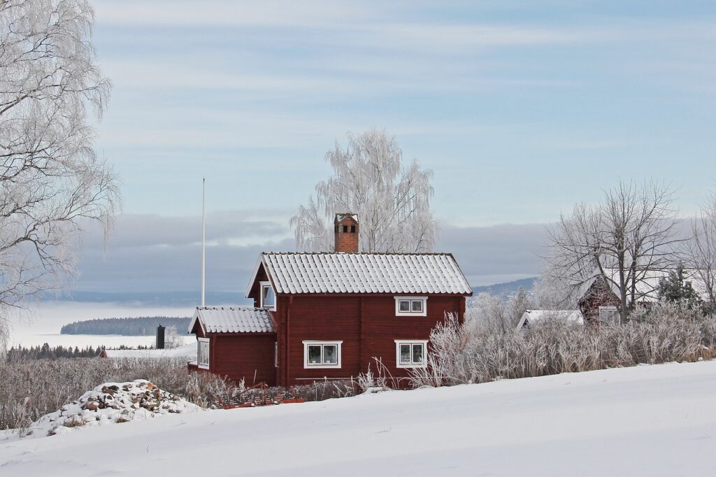 Verschneite schwedische Kleinstadt im Winterlicht als Symbol für das Auslandsjahr Schweden einer österreichischen Krankenschwester – Foto: sharonang / Pixabay