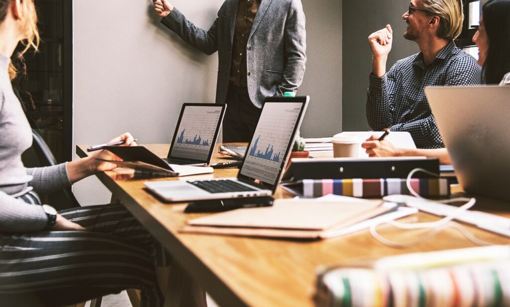 Leeres Großraumbüro eines Tech-Startups im Morgenlicht als Sinnbild für KI Startup Jobs und veränderte Personalplanung – Foto: RonaldCandonga / Pixabay