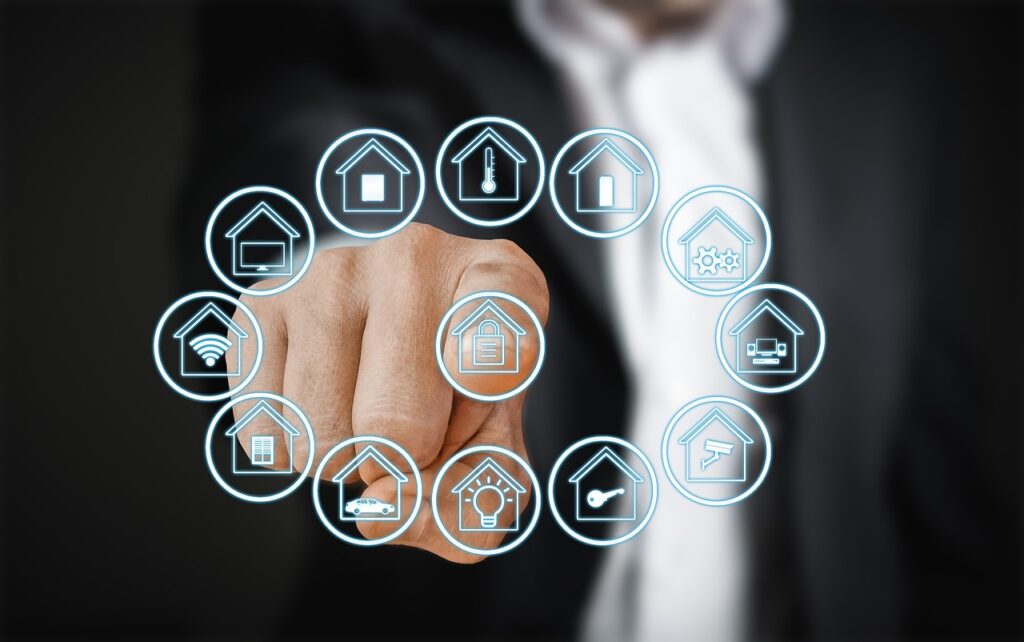 Technisches Steuergerät und Serverkabel symbolisieren die Systeme, die beim Loxone Cyberangriff im Fokus standen – Foto: geralt / Pixabay