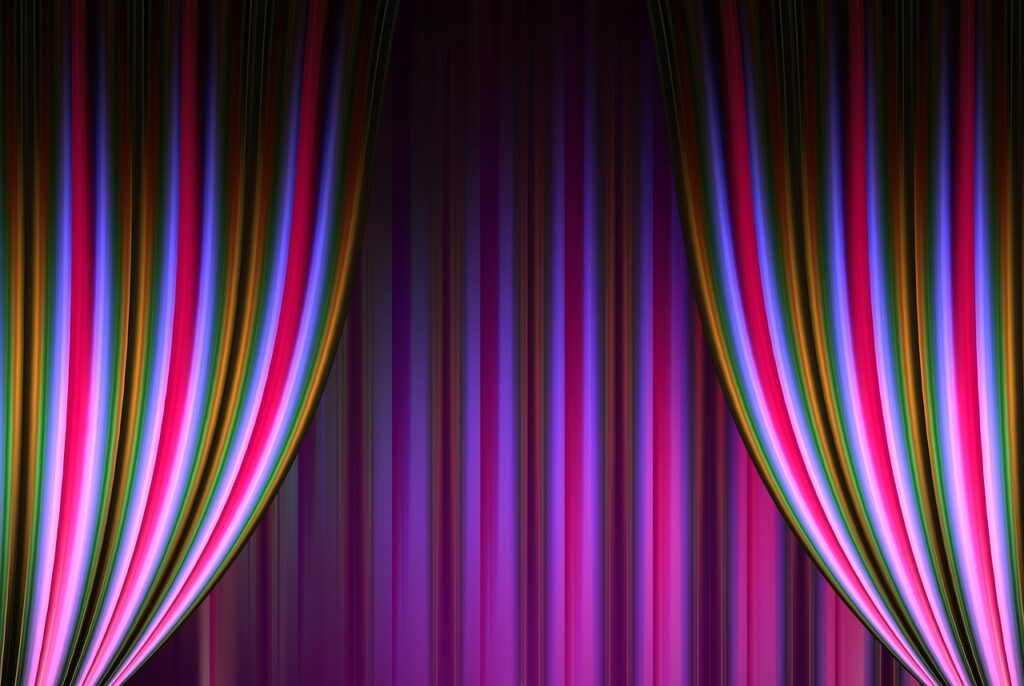 Leere Kabarettbühne mit Scheinwerferlicht symbolisiert den Bühnenabschied von Lukas Resetarits – Foto: geralt / Pixabay