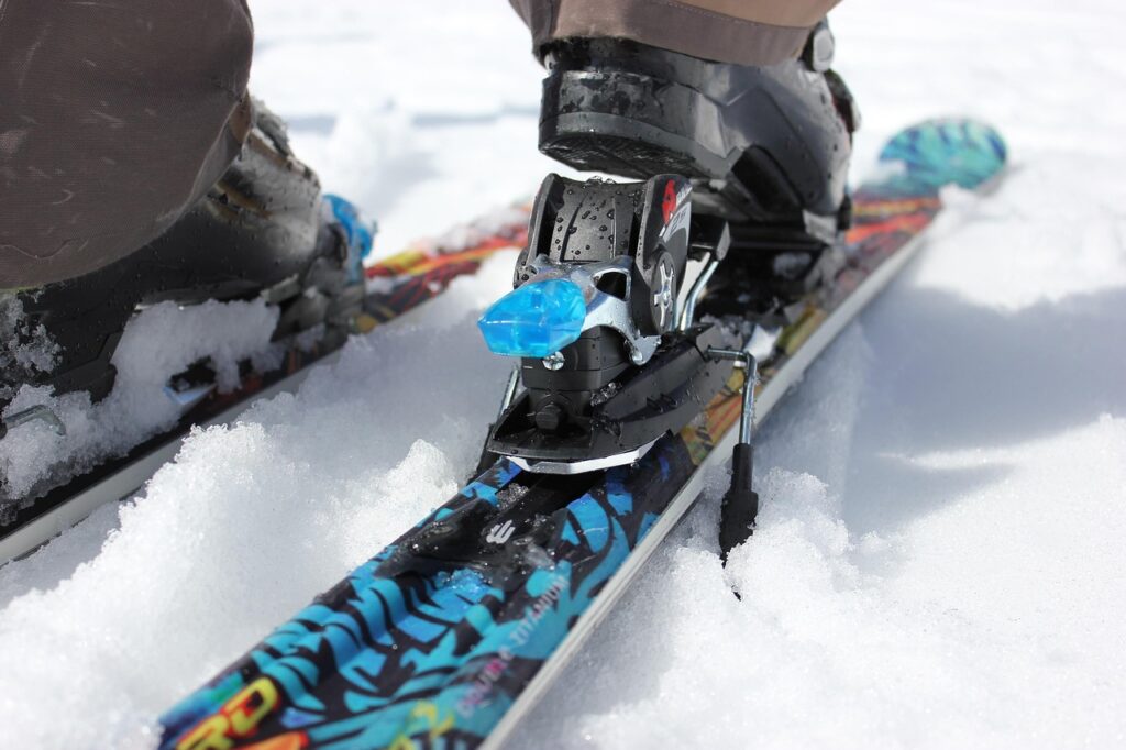 Abfahrtsskier und Skischuhe stehen in einer Skihütte, ein Sinnbild für das Karriereende von Max Franz – Foto: melanieschamboeck0 / Pixabay