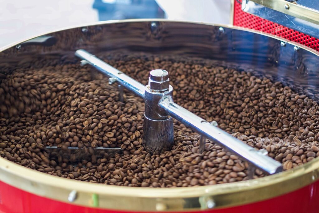 Moderne Kaffeerösterei mit Röstmaschinen und Kaffeesäcken, die den Melitta Erfolg im ersten Halbjahr 2026 symbolisiert – Foto: katjasv / Pixabay