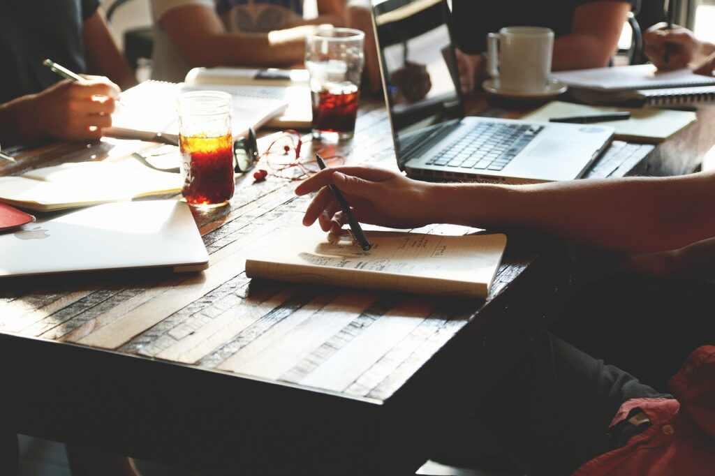 Ein modernes Kochstudio mit Kamera-Equipment symbolisiert das Investment der Tractive-Investoren in das Kochkurs-Start-up 7hauben – Foto: StartupStockPhotos / Pixabay