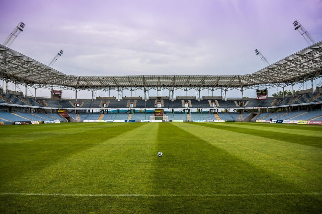 Ein leerer Trainingsplatz mit Toren symbolisiert den sportlichen Weg von Miron Muslic beim FC Schalke 04 – Foto: jarmoluk / Pixabay
