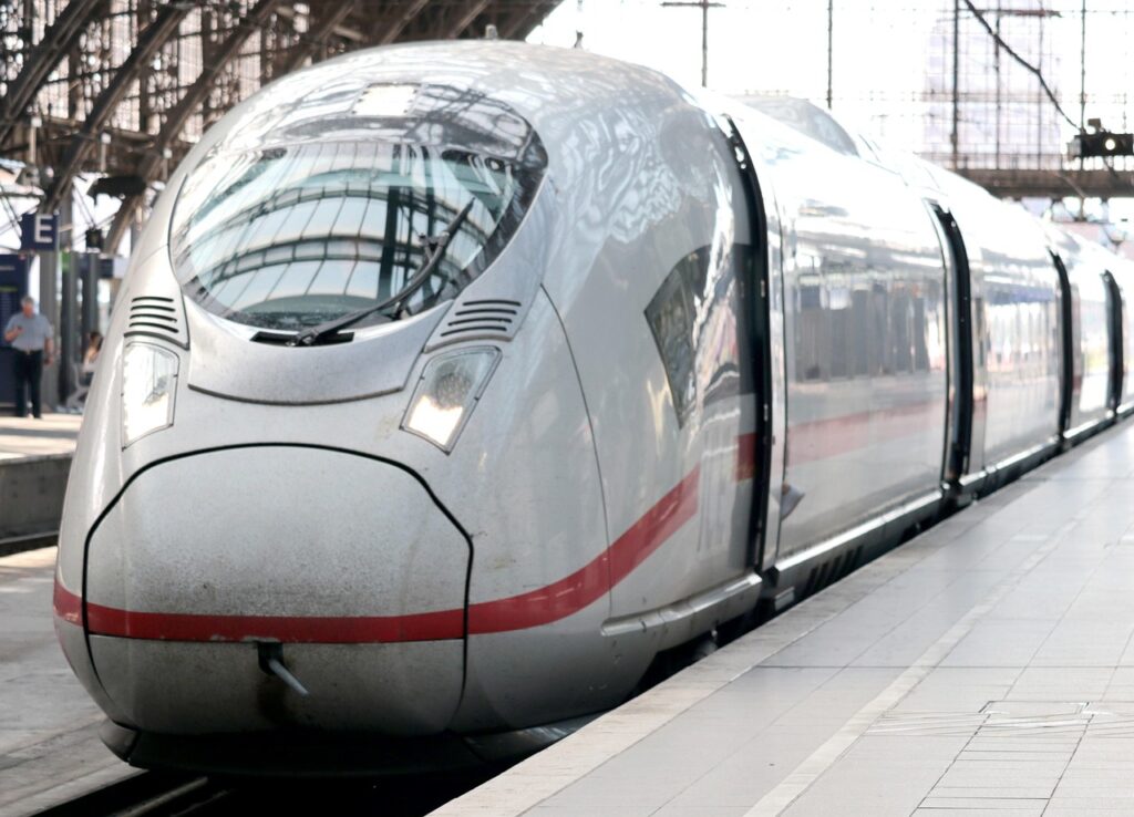 Ein moderner Hochgeschwindigkeitszug steht an einem europäischen Bahnsteig, Sinnbild für die Forderungen von Leitbetriebe Austria zur Bahnindustrie – Foto: NoName_13 / Pixabay