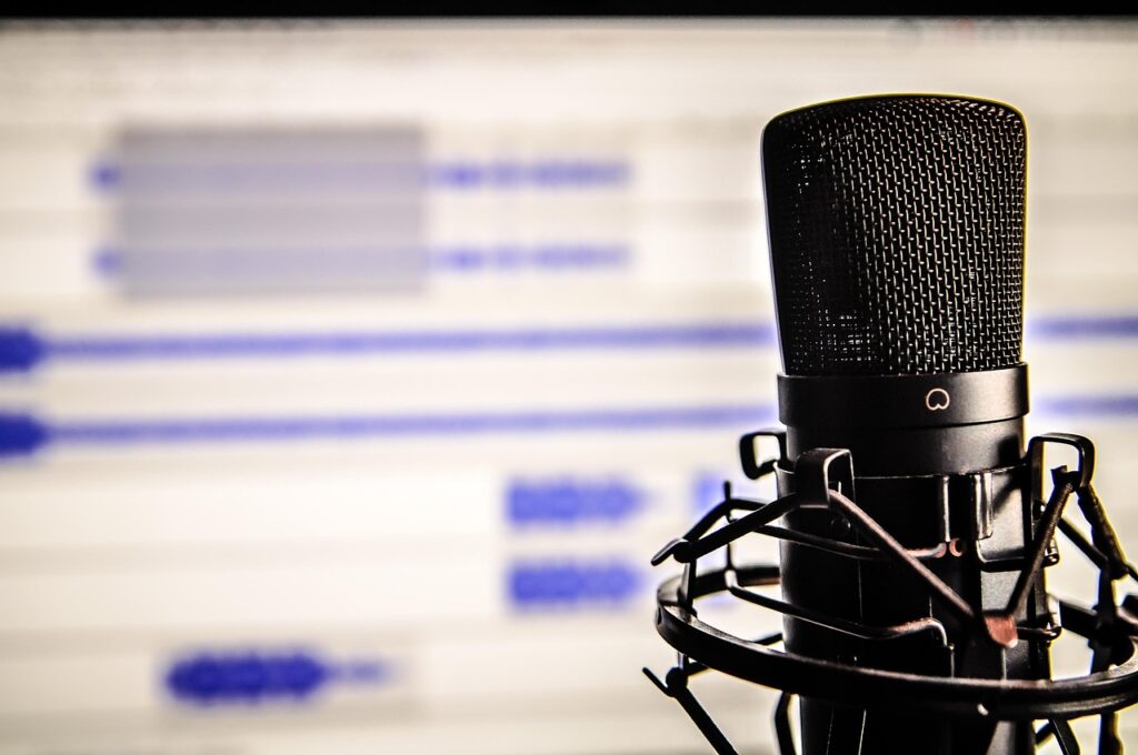 Ein Schreibtisch mit Laptop und Headset symbolisiert die Arbeit der Fawks AI Gründerin an einer Spracherkennung für Dialekte – Foto: TheAngryTeddy / Pixabay