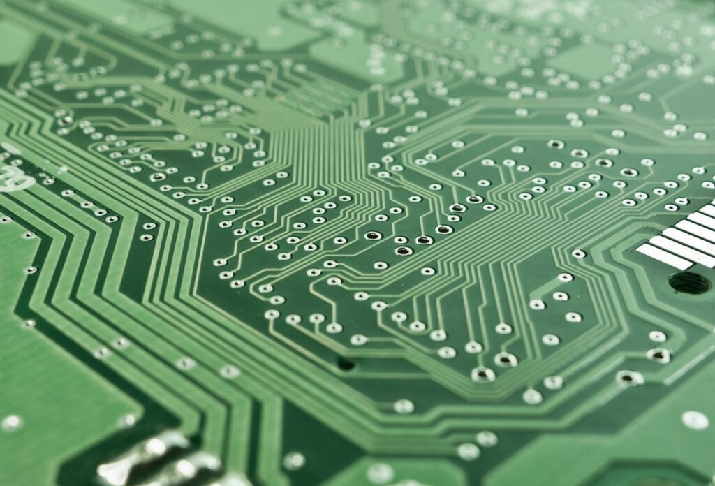 Moderner Büroarbeitsplatz mit Laptop und Platine symbolisiert den Aufstieg des Startup-Standorts Oberösterreich vor industrieller Kulisse – Foto: blickpixel / Pixabay