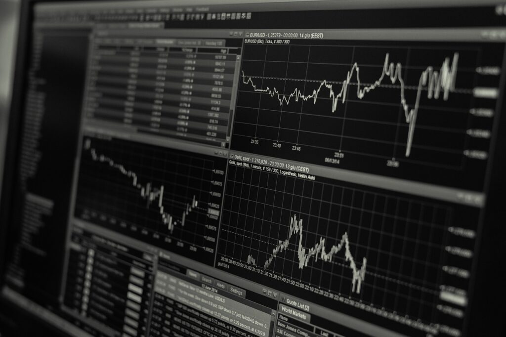 Ein Büroarbeitsplatz mit Monitoren und digitalen Kursgrafiken symbolisiert den tokenisierten Handel bei Finexity – Foto: 3844328 / Pixabay