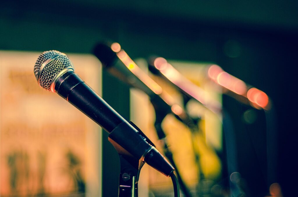 Leeres Fernsehstudio mit Moderationspult, wie es für die Satiresendung von Peter Klien typisch ist – Foto: ClickerHappy / Pixabay
