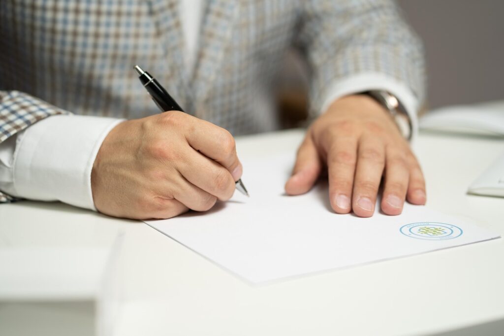 Ein Schreibtisch mit familienpolitischen Dokumenten symbolisiert die Arbeit von Peter Mender als Verbandspräsident – Foto: Maximilianovich / Pixabay