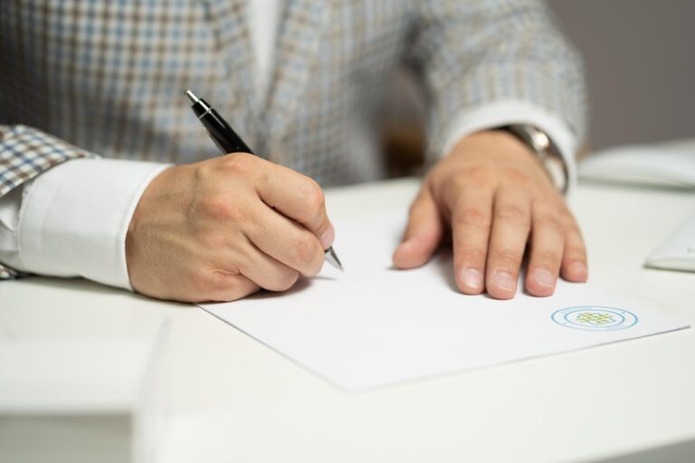 Ein Schreibtisch mit familienpolitischen Dokumenten symbolisiert die Arbeit von Peter Mender als Verbandspräsident – Foto: Maximilianovich / Pixabay