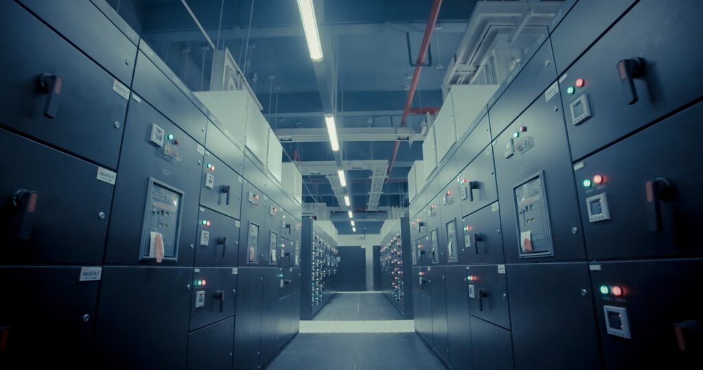 Ein Serverraum mit beleuchteten Racks symbolisiert das KI-Startup-Projekt der Stadtwerke Klagenfurt – Foto: Akela999 / Pixabay