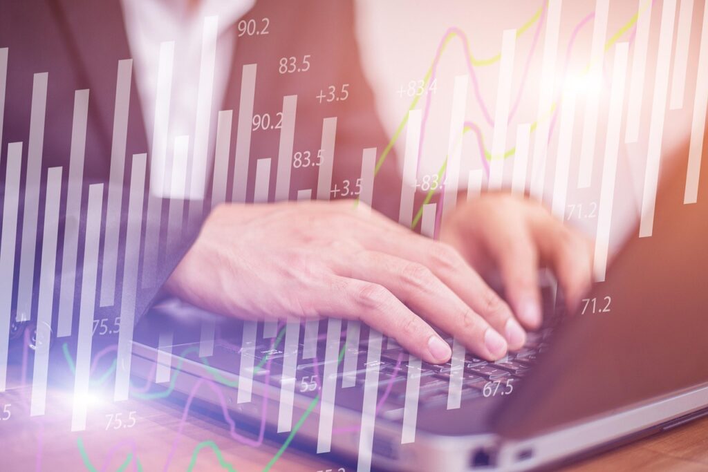 Ein Schreibtisch mit Laptop und Diagrammen symbolisiert die wachsende Bedeutung der KI Bewertung in der Private-Equity-Branche – Foto: nattanan23 / Pixabay