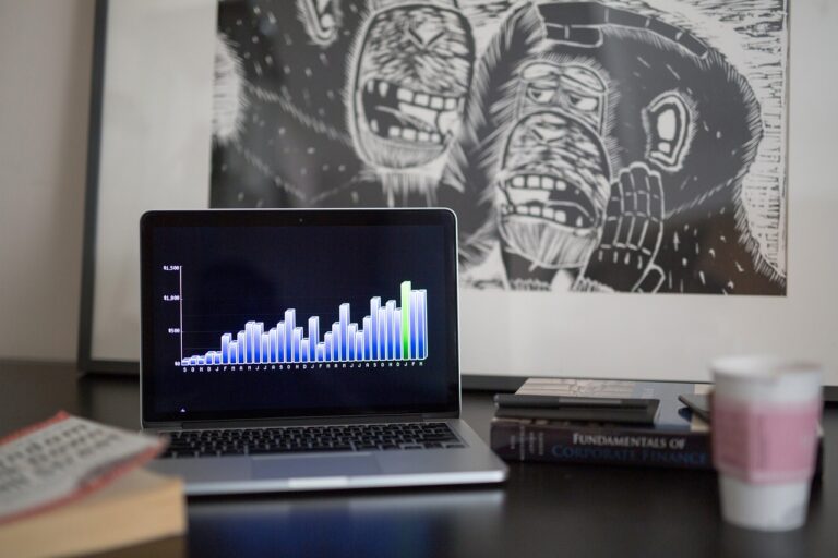 Ein Schreibtisch mit Steuerunterlagen und Laptop steht sinnbildlich für die dvo Software Übernahme durch die Symfonia Group – Foto: StockSnap / Pixabay