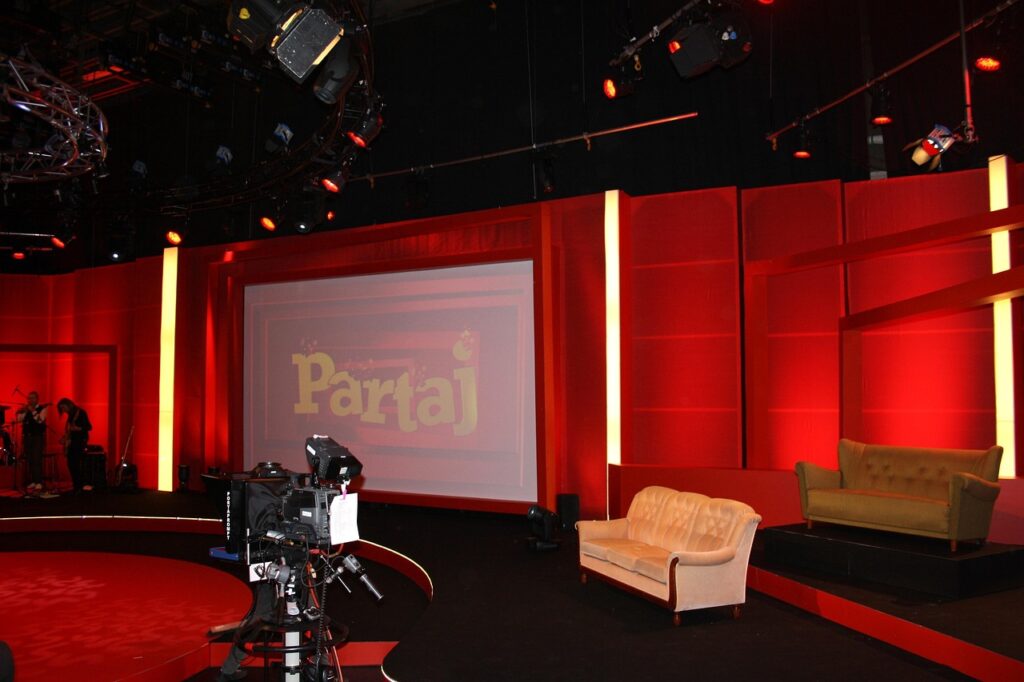 Ein leeres modernes Filmstudio mit Kameraequipment symbolisiert den Aufstieg von David Ellison an die Spitze von Skydance – Foto: 12019 / Pixabay