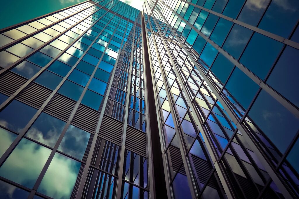 Moderne Bürofassade symbolisiert die Standortwahl von Unternehmen im aktuellen Standortranking – Foto: 652234 / Pixabay