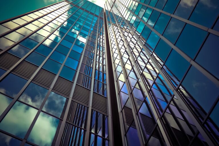 Moderne Bürofassade symbolisiert die Standortwahl von Unternehmen im aktuellen Standortranking – Foto: 652234 / Pixabay