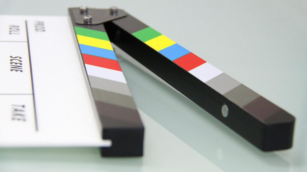 Ein Kamera-Setup in einem Videostudio symbolisiert die Kampagne von Stephan Zöchling für mehr Hausverstand in der Politik – Foto: Joshua_Willson / Pixabay