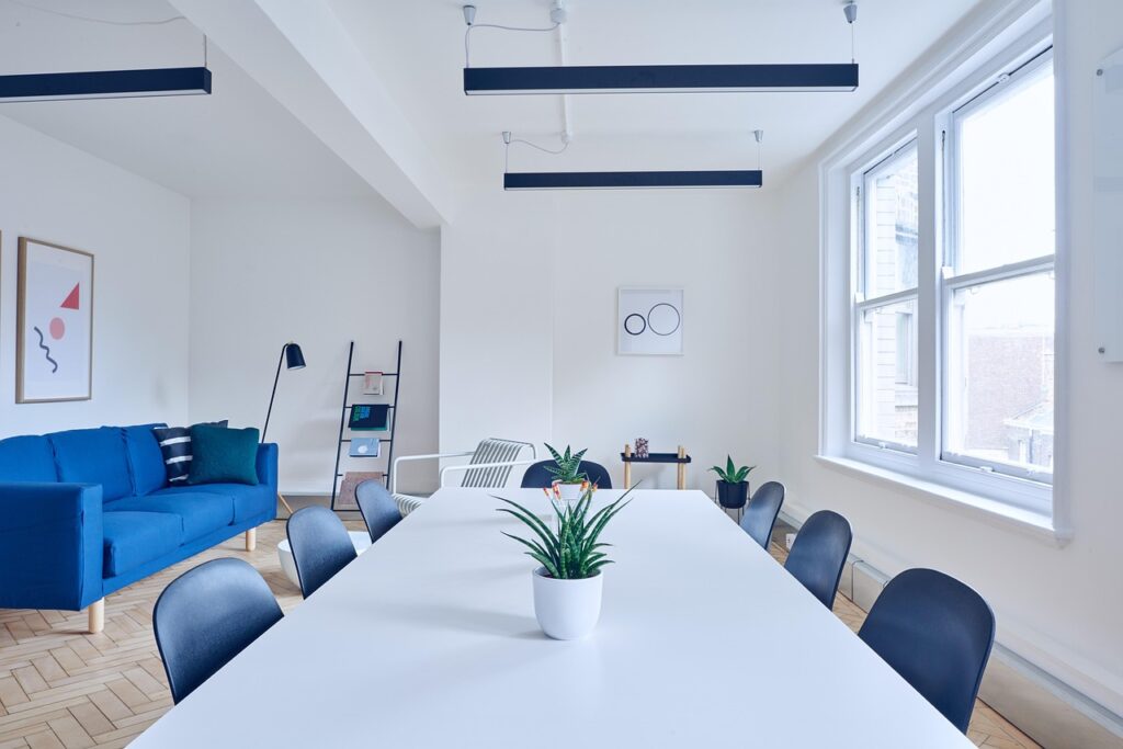 Ein leerer Sitzungssaal mit Dokumenten auf dem Tisch symbolisiert den Wissenstransfer Politik zwischen Hochschule und Kommune – Foto: Pexels / Pixabay