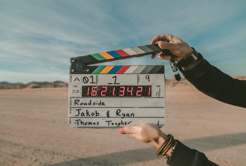 Ein Filmset mit Regiestuhl und Klappe symbolisiert, warum Sylvester Stallone trotz Ruhestand weiter vor der Kamera steht – Foto: stokpic / Pixabay