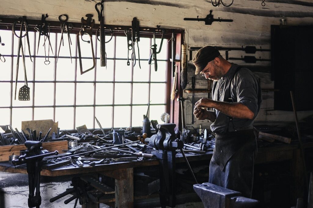 Werkstatt mit Werkbank und Holzwerkzeugen symbolisiert den Weg einer Lehrling beim Lehrlingsaustausch ins Tischlerhandwerk – Foto: Pexels / Pixabay