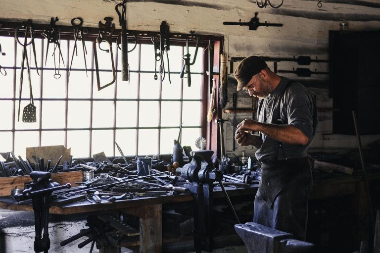 Werkstatt mit Werkbank und Holzwerkzeugen symbolisiert den Weg einer Lehrling beim Lehrlingsaustausch ins Tischlerhandwerk – Foto: Pexels / Pixabay